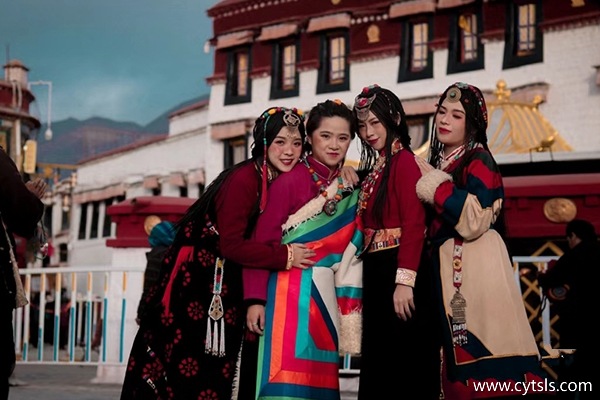 八月四人去西藏玩7天6晚多少錢